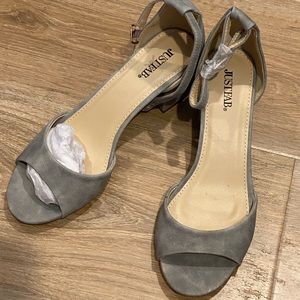 NWOB Size 7 gray, low-heeled sandals